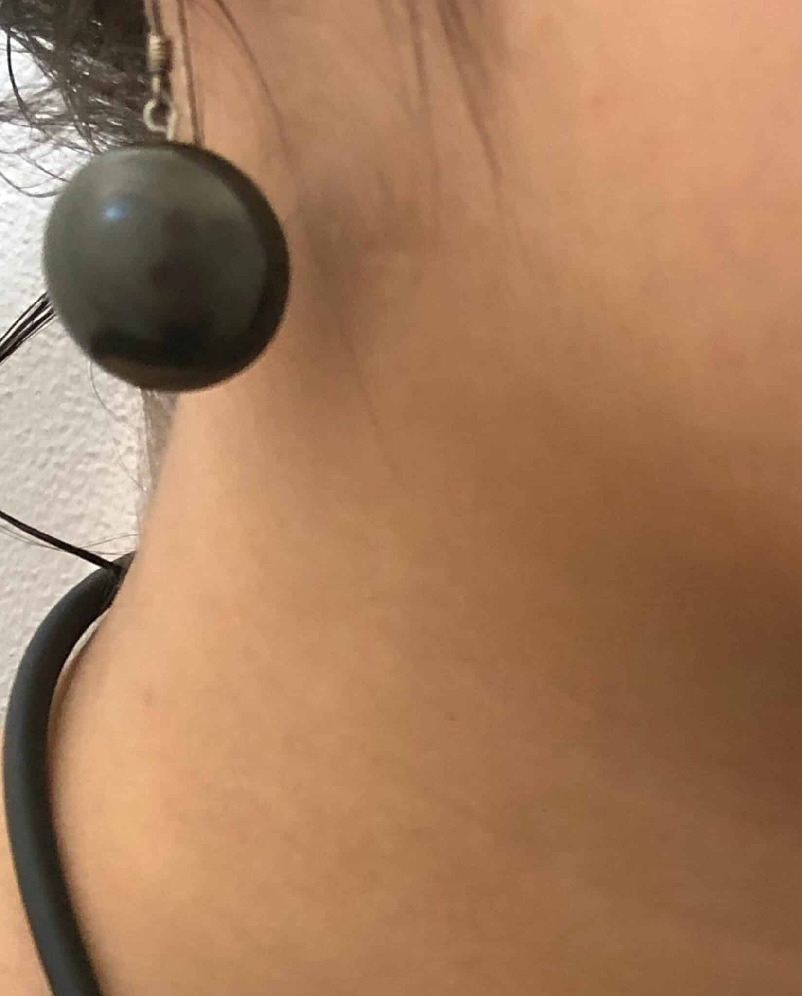 Boucles d'oreilles Soleil en céramique pour femme noir portées