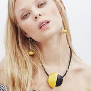 Collier Inca en céramique pour femme soleil porté sur un mannequin