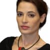 Collier Léo en céramique pour femme cerise porté sur un mannequin