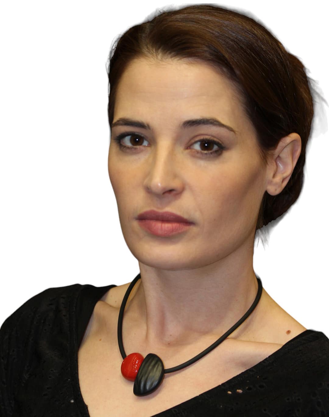 Collier Léo en céramique pour femme cerise porté sur un mannequin