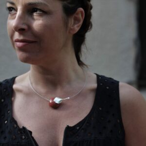 Collier fleur en céramique coloris brique