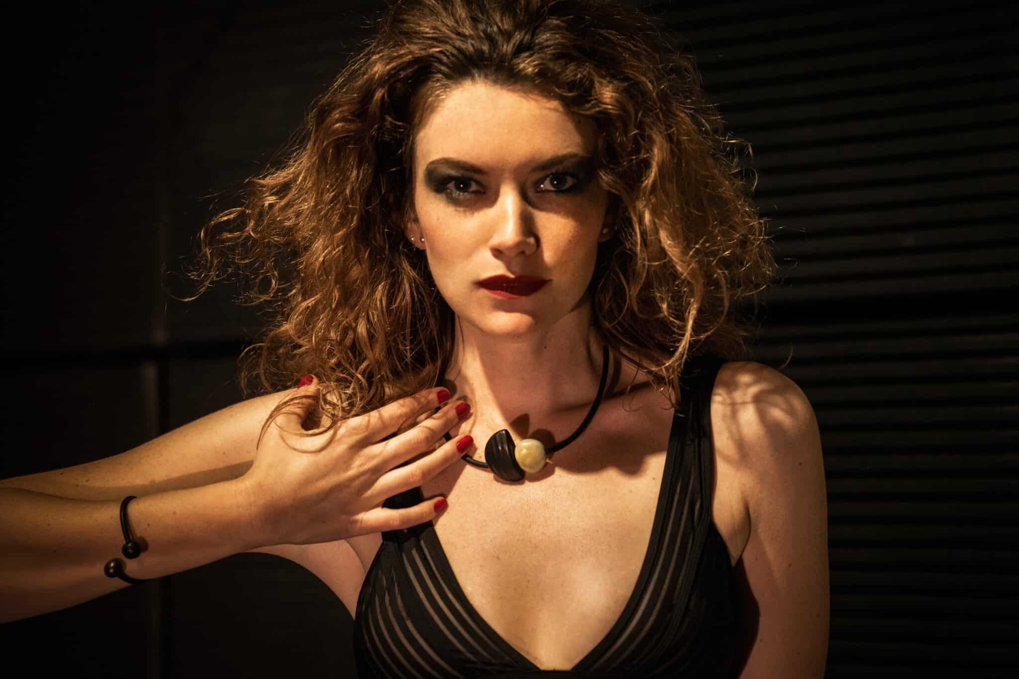 Collier Léo en céramique pour femme ivoire porté sur un mannequin