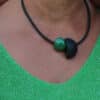 Collier Léo en céramique pour femme vert feuille porté sur un mannequin