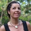 Collier Graphik en céramique pour femme ivoire porté sur un mannequin