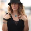 Collier Echo en céramique pour femme turquoise porté sur Jessica Parise