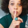 Bague bulle en céramique artisanale bleu canard portée sur une main