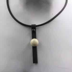 Collier cravate en céramique